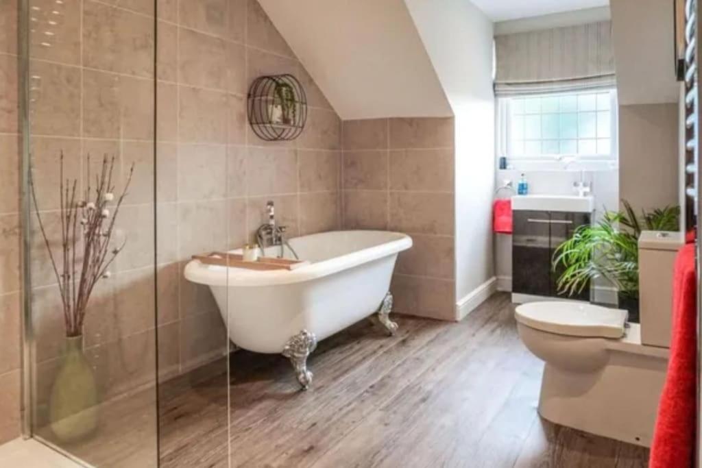 Spacious 15 Guest Home With 9 Beds In Shirley Solihull Exterior foto